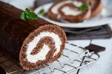 Silinmiş kremalı tatlı rulo, lezzetli ev yapımı çikolatalı pasta.