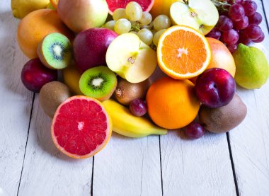 Tahta arka planda taze meyve ve böğürtlen