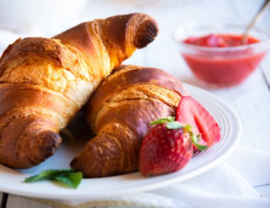 Çilekli kruvasan ve taze böğürtlen, lezzetli ve sağlıklı kahvaltı.
