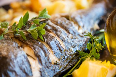 Kızarmış dorado balığı ve sebze.