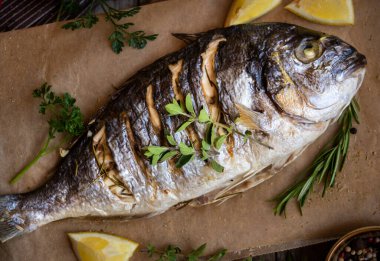 Kızarmış dorado balığı ve sebze.