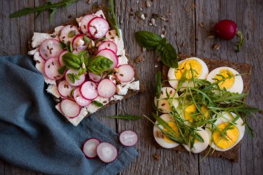 Mısır gevreği ekmekli sandviç, roka, yumurta ve turp. Vejetaryen sağlıklı atıştırmalık