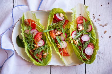 Sebze salatası marul yaprakları, sağlıklı yiyecekler ya da atıştırmalıklar ile servis edilir.