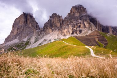 İtalya 'daki muhteşem Dolomite dağları, ünlü bir turizm beldesi.
