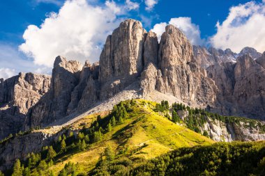 İtalya 'daki muhteşem Dolomite dağları, ünlü bir turizm beldesi.