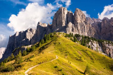 İtalya 'daki muhteşem Dolomite dağları, ünlü bir turizm beldesi.