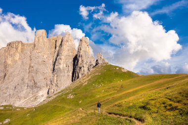 İtalya 'daki muhteşem Dolomite dağları, ünlü bir turizm beldesi.