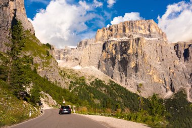 İtalya 'daki muhteşem Dolomite dağları, ünlü bir turizm beldesi.