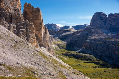 İtalya 'daki muhteşem Dolomite dağları, ünlü bir turizm beldesi.