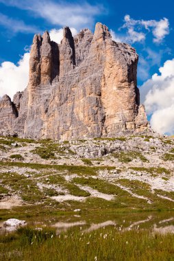 İtalya 'daki muhteşem Dolomite dağları, ünlü bir turizm beldesi.