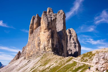 İtalya 'daki muhteşem Dolomite dağları, ünlü bir turizm beldesi.