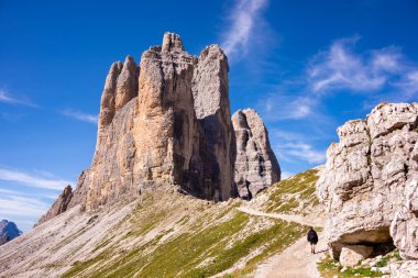 İtalya 'daki muhteşem Dolomite dağları, ünlü bir turizm beldesi.