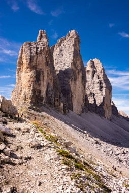 İtalya 'daki muhteşem Dolomite dağları, ünlü bir turizm beldesi.