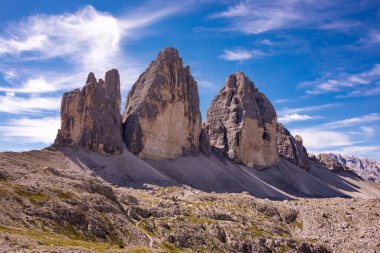 İtalya 'daki muhteşem Dolomite dağları, ünlü bir turizm beldesi.
