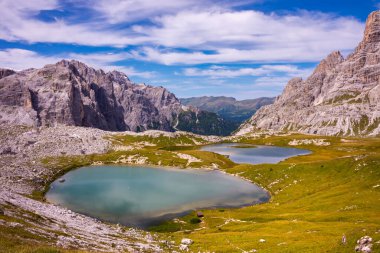 İtalyan Dolomitlerindeki güzel dağ gölleri
