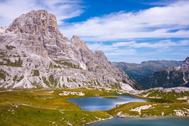 İtalyan Dolomitlerindeki güzel dağ gölleri