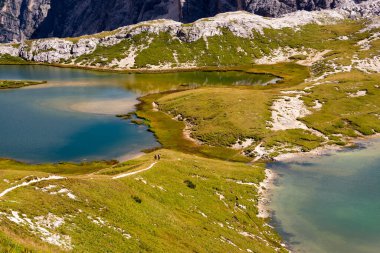 İtalyan Dolomitlerindeki güzel dağ gölleri