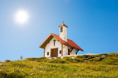 Dağlardaki kilisenin güzel manzarası
