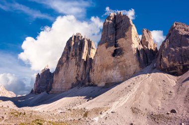 İtalya 'daki muhteşem Dolomite dağları, ünlü bir turizm beldesi.