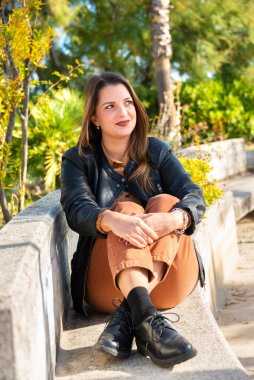 Uzun saçlı, gülümseyen beyaz bir kadın.