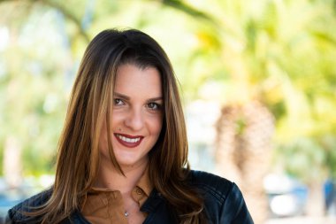 Uzun saçlı, gülümseyen beyaz bir kadın.