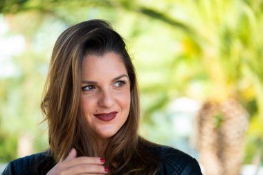 Uzun saçlı, gülümseyen beyaz bir kadın.