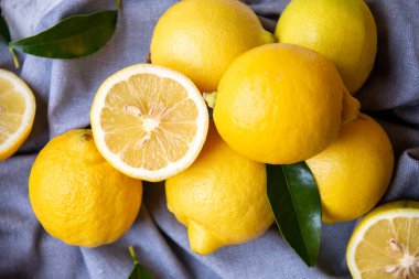 Taze ve olgun limonlar yapraklarla 