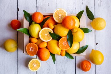 Karışık narenciye, olgun ve yeşil yapraklı taze.