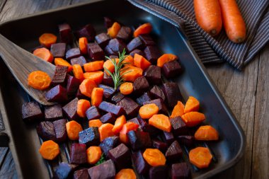 Pişmiş pancar, havuç, sağlıklı vejetaryen yemeği.