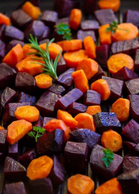 Pişmiş pancar, havuç, sağlıklı vejetaryen yemeği.