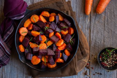 Pişmiş pancar, havuç, sağlıklı vejetaryen yemeği.