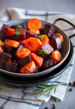 Pişmiş pancar, havuç, sağlıklı vejetaryen yemeği.