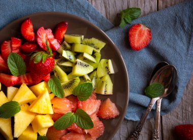 Taze meyve ve nane yapraklı meyve salatası.