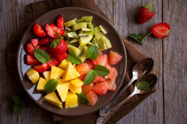 Taze meyve ve nane yapraklı meyve salatası.