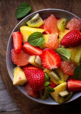 Taze meyve ve nane yapraklı meyve salatası.