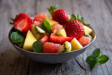 Taze meyve ve nane yapraklı meyve salatası.