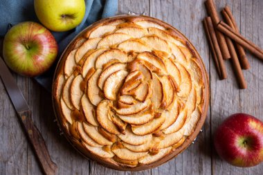 Elmalı turta, üzerinde elma dilimleri olan lezzetli bir tatlı.