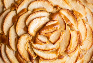 Elmalı turta, üzerinde elma dilimleri olan lezzetli bir tatlı.