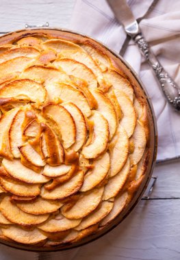 Elmalı turta, üzerinde elma dilimleri olan lezzetli bir tatlı.