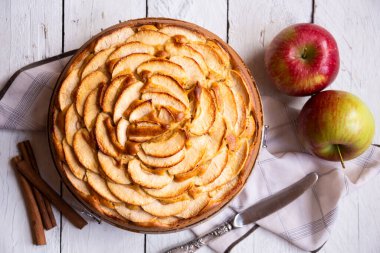 Elmalı turta, üzerinde elma dilimleri olan lezzetli bir tatlı.