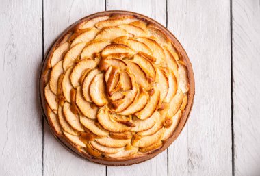 Elmalı turta, üzerinde elma dilimleri olan lezzetli bir tatlı.