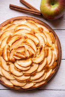 Elmalı turta, üzerinde elma dilimleri olan lezzetli bir tatlı.
