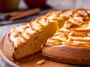 Elmalı turta, üzerinde elma dilimleri olan lezzetli bir tatlı.