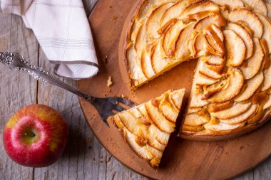 Elmalı turta, üzerinde elma dilimleri olan lezzetli bir tatlı.