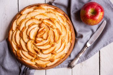 Elmalı turta, üzerinde elma dilimleri olan lezzetli bir tatlı.