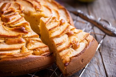 Elmalı turta, üzerinde elma dilimleri olan lezzetli bir tatlı.