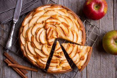 Elmalı turta, üzerinde elma dilimleri olan lezzetli bir tatlı.