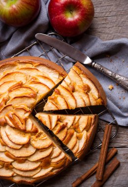 Elmalı turta, üzerinde elma dilimleri olan lezzetli bir tatlı.
