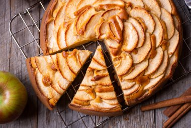 Elmalı turta, üzerinde elma dilimleri olan lezzetli bir tatlı.