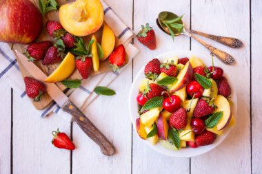 Çilek ve kirazlı taze yaz meyve salatası